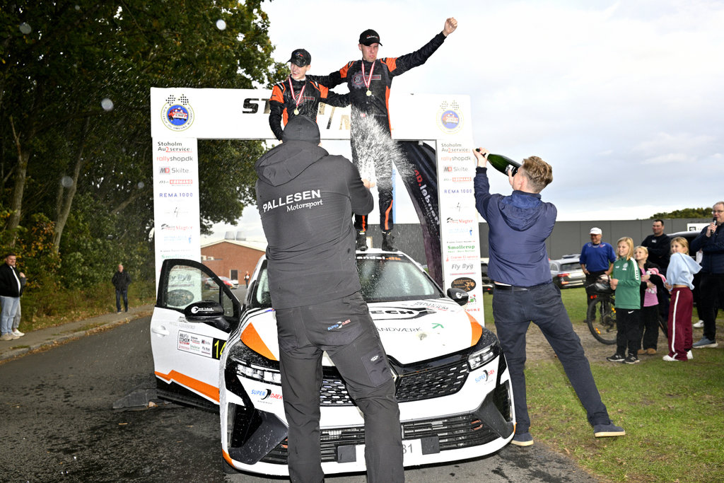 Kasper Pinholt og Jacob Pallesen fik champagnesprøjt af deres team, da de kom i mål i Rally Stoholm som mestre i deres klasse
(Foto: Michael Eisenberg)